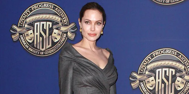 Angelina Jolie Jaga Mental Anak Saat Ia Operasi Angkat Payudara
