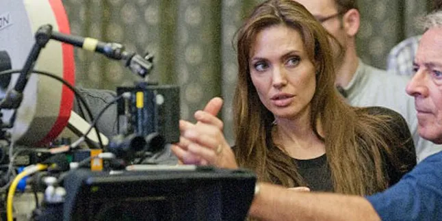 Angelina Jolie Sutradarai Biopik Perang Dunia II Angelina Jolie Sutradarai Biopik Perang Dunia II