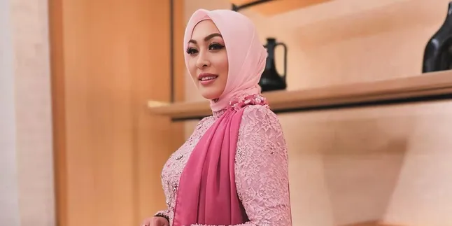 Angelina Sondakh Tak Kuasa Menahan Air Mata Saat Hadir di Acara Siraman Aaliyah Masaid dan Thariq Halilintar Angelina Sondakh Tak Kuasa Menahan Air Mata Saat Hadir di Acara Siraman Aaliyah Masaid dan Thariq Halilintar