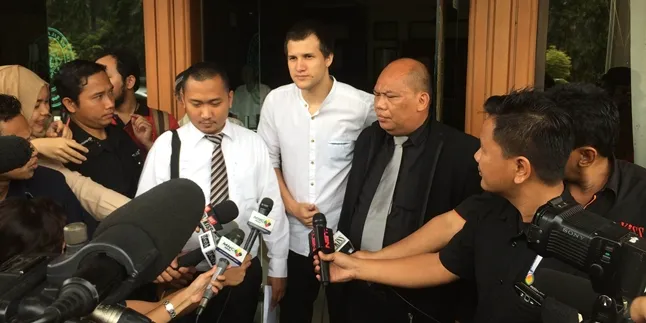 Anggap Cerai Sebagai Aib, Stuart Colling Enggan Buka-Bukaan Anggap Cerai Sebagai Aib, Stuart Colling Enggan Buka-Bukaan