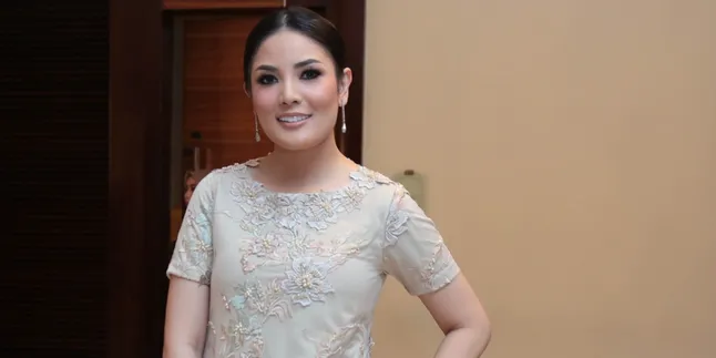 Anggap Geng Pertemanan Bak Keluarga, Nindy Seolah Punya Tempat Curhat Baru Anggap Geng Pertemanan Bak Keluarga, Nindy Seolah Punya Tempat Curhat Baru