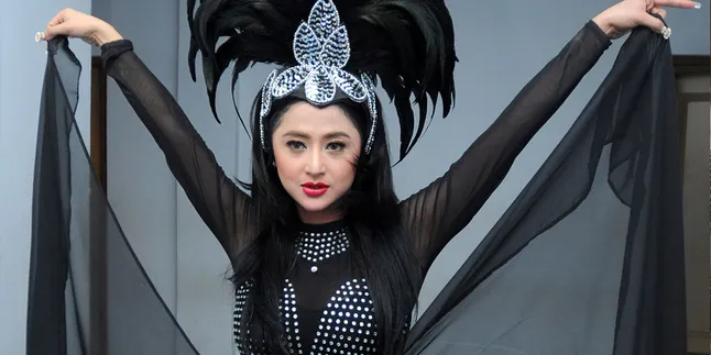 Anggap Salah Paham, Dewi Perssik Tak Mau Damai