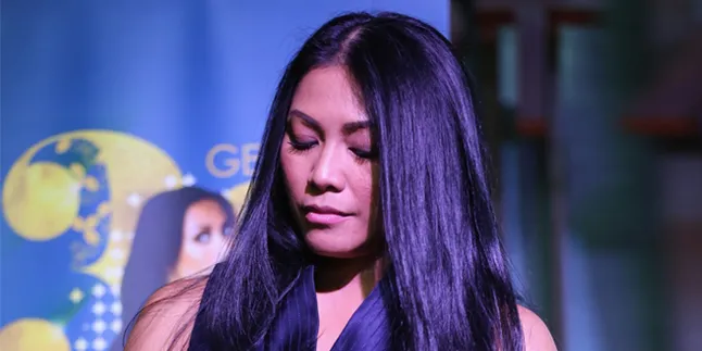 Anggun Miris Lihat Para Peziarah Selfie di Makam BJ Habibie