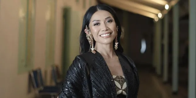 Anggun Tampil Memukau di Solo Usai Terlibat dalam Konser Penghormatan untuk Céline Dion Anggun Tampil Memukau di Solo Usai Terlibat dalam Konser Penghormatan untuk Céline Dion