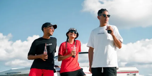 Angkat Tema 'Passion and Freshness', Brand Fashion Lokal Celcius Hadirkan Koleksi Kolaborasi dengan Coca-Cola