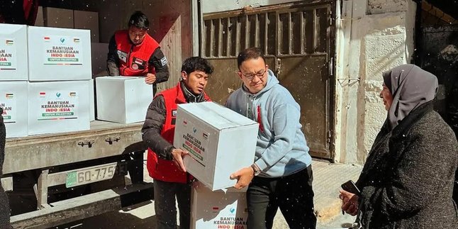 Anies Baswedan Directly Distributes Humanitarian Aid in Palestine with Chiki Fawzi