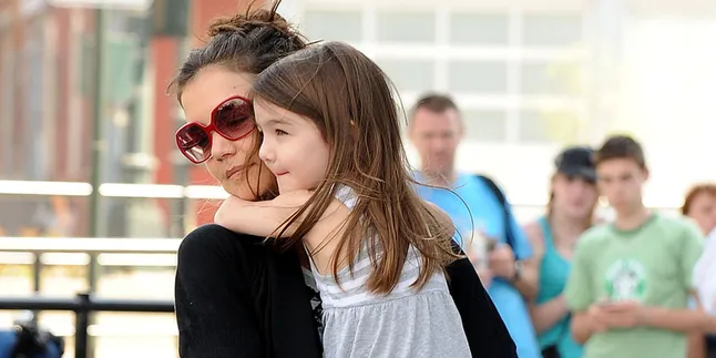 Anjing Suri Cruise Hilang, Katie Holmes Gelar Sayembara Anjing Suri Cruise Hilang, Katie Holmes Gelar Sayembara