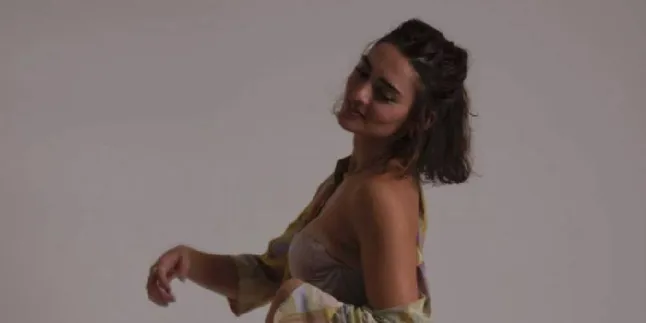 Anna Hamilton Rilis Single yang Berjudul NO RAIN, NO FLOWERS