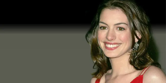 Anne Hathaway Dapat Kado Anak Sapi
