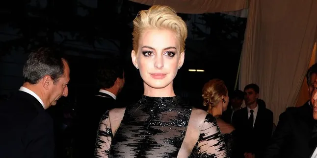 Anne Hathaway Gagal Keren Gara-Gara Pria Ini Anne Hathaway Gagal Keren Gara-Gara Pria Ini