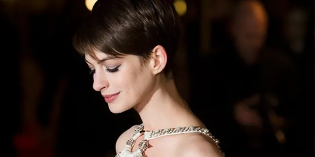 Anne Hathaway Hamil Anak Pertama?