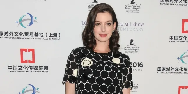 Anne Hathaway Pakai Perhiasan Dengan Desain Budaya Bali Anne Hathaway Pakai Perhiasan Dengan Desain Budaya Bali
