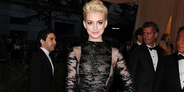 Anne Hathaway Tampil Bak 'Vampir Seksi' di Met Ball 2013