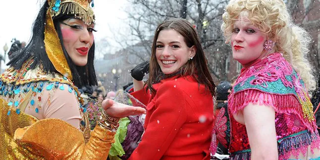 Anne Hathaway Terpingkal-pingkal Menceritakan Film Barunya Anne Hathaway Terpingkal-pingkal Menceritakan Film Barunya