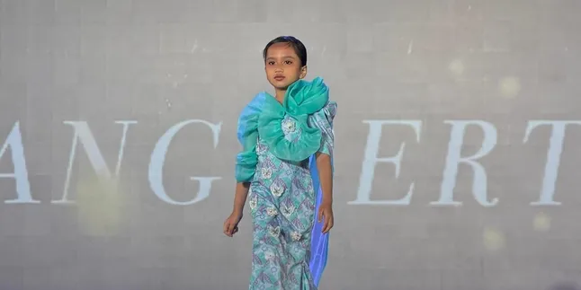 Annisa Dalimunthe, Child Singer and Model, Appears at Taipei Fashion Week