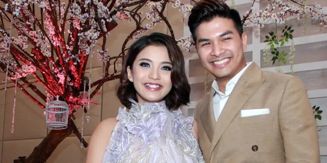 Anniversary Pernikahan, Chelsea Olivia Dapat Buket Bunga Besar Anniversary Pernikahan, Chelsea Olivia Dapat Buket Bunga Besar