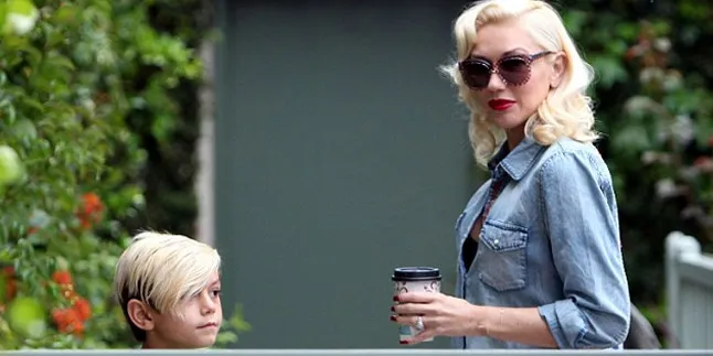 Antar Anak ke Sekolah, Gwen Stefani Tampil Keren