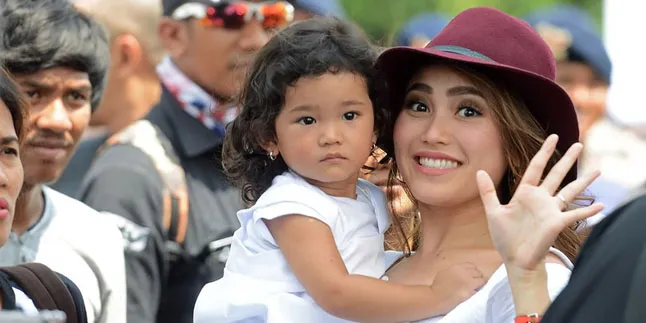 Antar Bilqis Sekolah, Ayu Ting Ting Tak Hentinya Beri Semangat Antar Bilqis Sekolah, Ayu Ting Ting Tak Hentinya Beri Semangat