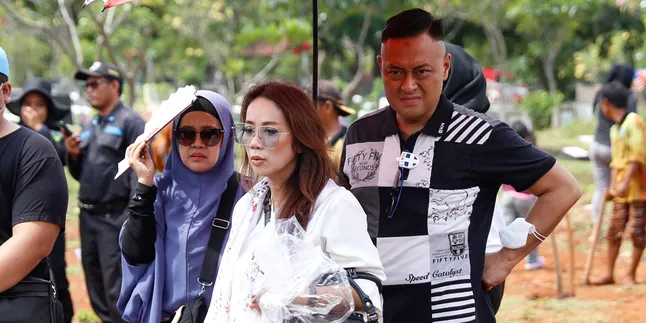 Antar Jenazah Iqbal Pakula ke Peristirahatan Terakhir, Bemby Putuanda: Saya Bersaksi Dia Orang Baik Antar Jenazah Iqbal Pakula ke Peristirahatan Terakhir, Bemby Putuanda: Saya Bersaksi Dia Orang Baik