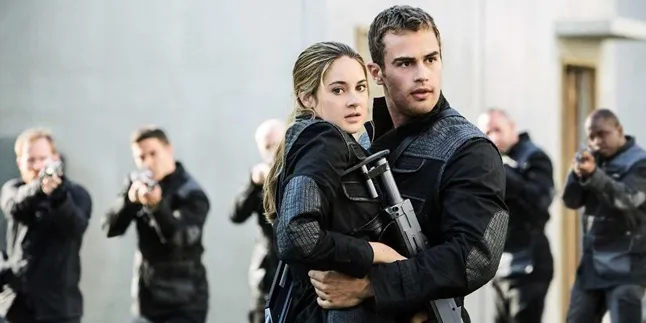 Antara Cemas & Percaya, Shailene Woodley Peluk Erat Theo James Antara Cemas & Percaya, Shailene Woodley Peluk Erat Theo James