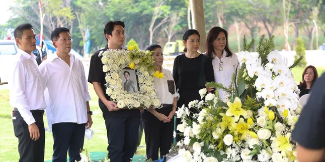 Antarkan Ayah ke Tempat Peristirahatan Terakhir, Edric Tjandra Tak Kuasa Menahan Air Mata Antarkan Ayah ke Tempat Peristirahatan Terakhir, Edric Tjandra Tak Kuasa Menahan Air Mata