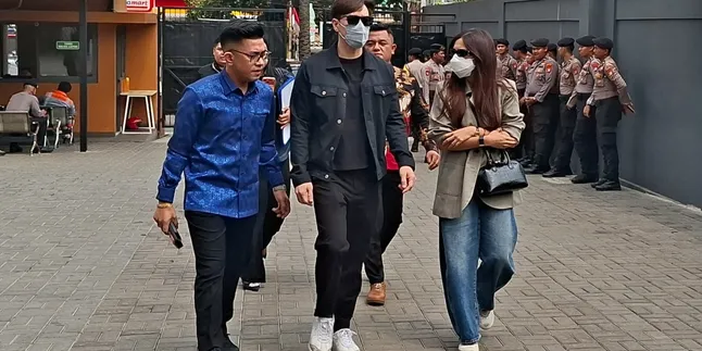 Anthony Xie Appears with Audi Marissa at the First Divorce Hearing