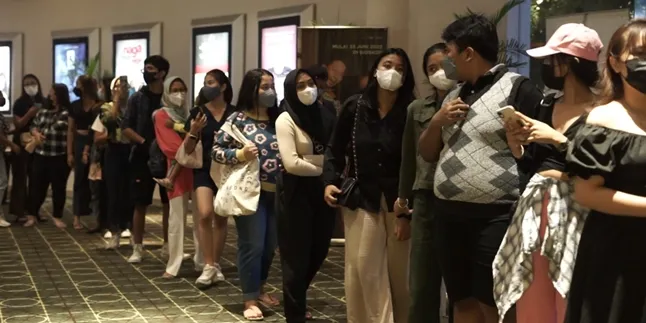 Antri Panjang, Tiket 'KELUARGA CEMARA 2' di Ajang Film Berskala Internasional Ludes! Antri Panjang, Tiket 'KELUARGA CEMARA 2' di Ajang Film Berskala Internasional Ludes!