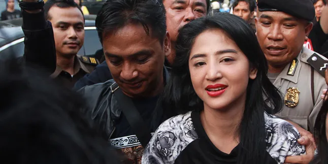Antri Sejak Pagi, Orangtua Dewi Perssik Dapat Jatah Besuk Siang Antri Sejak Pagi, Orangtua Dewi Perssik Dapat Jatah Besuk Siang