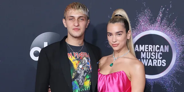 Anwar Hadid & Dua Lipa Umbar Kemesraan di Miami, Ciuman Romantis - Joget Bareng