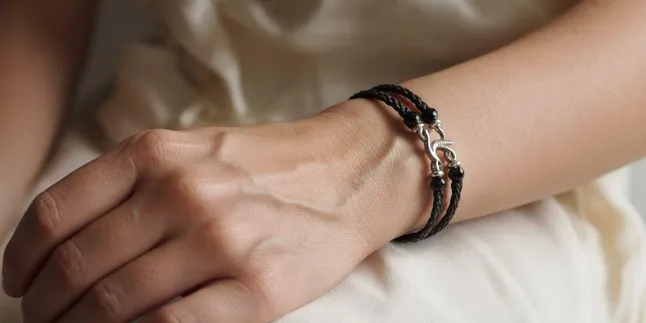 Apa Arti Gelang Hitam di Tangan Kanan: Makna dan Simbolisme yang Perlu Diketahui