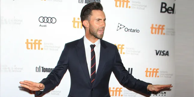 Apa Jadinya Kalau Adam Levine Dikelilingi 10 Model Cantik?