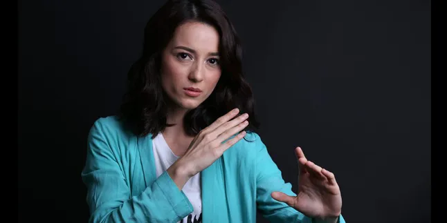 Apa Sih Alasan Julie Estelle Terima Tawaran Main di 'HEADSHOT'? Apa Sih Alasan Julie Estelle Terima Tawaran Main di 'HEADSHOT'?