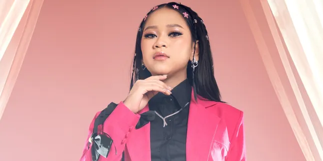 April Dangdut Academy 7 Releases Debut Single 'Menyala' Created by Charly van Houten