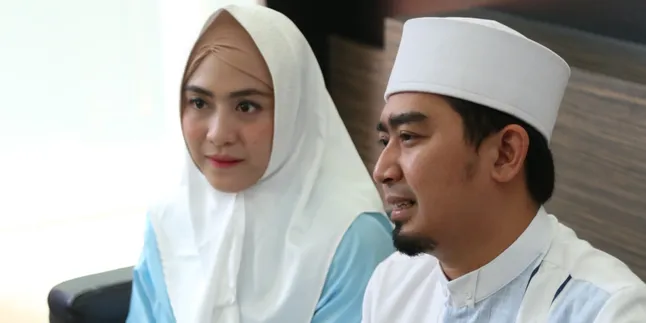 April Jasmine Ungkap Kebahagiaan Saat Persalinan Ditemani Oleh Ustaz Solmed April Jasmine Ungkap Kebahagiaan Saat Persalinan Ditemani Oleh Ustaz Solmed