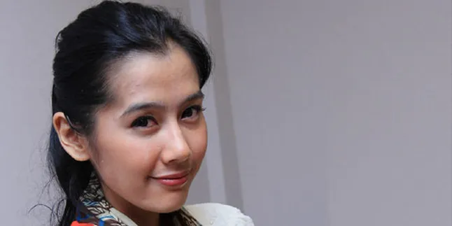 Ardina Rasti Datangi Polres Saat Eza Jalani Wajib Lapor