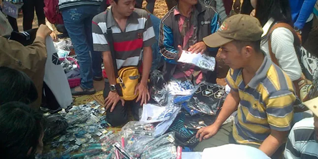 Area GBK Diserbu Penjual Merchandise SMTown INA