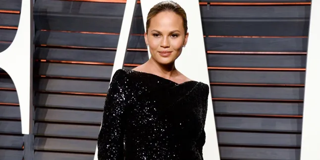 Area Intim Jadi Bahan Tontonan di AMA, Chrissy Teigen Minta Maaf