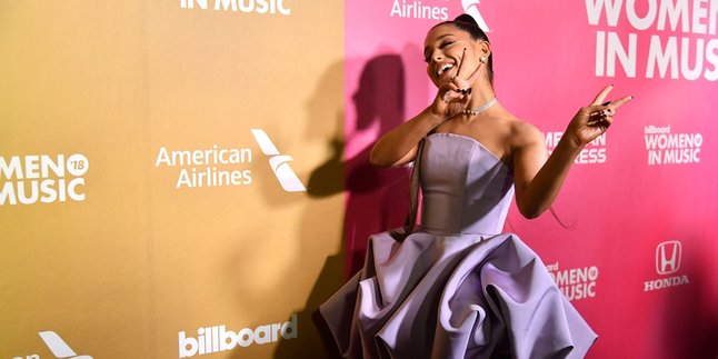 Ariana Grande Edit Foto Jadul Angkat Piala Karena Menang Best Pop Vocal Album Grammy