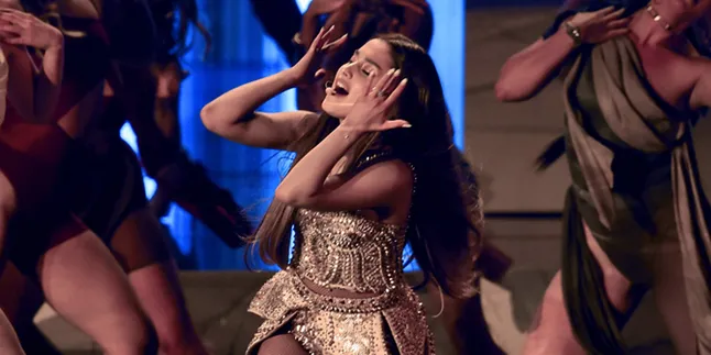 Ariana Grande Kenakan Gaun Emas Karya Desainer Indonesia di MTV VMA 2018