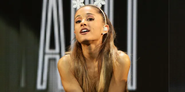 Ariana Grande Tampil Cantik di Konser Perayaan Natal Disney