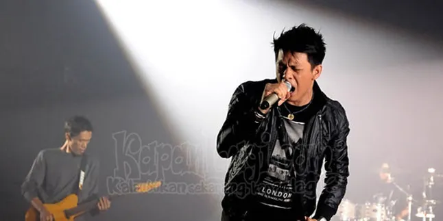 Ariel NOAH Dekati Perempuan Bersuami? Ariel NOAH Dekati Perempuan Bersuami?