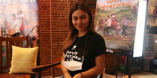 Ariel Tatum Sings 3 Original Soundtracks in the Latest Film Titled 'SEPEDA PRESIDEN' Directed by Garin Nugroho