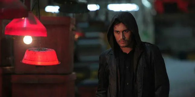 Arifin Putra Diam-Diam 'Mengintai' Salvita Decorte di HALFWORLDS