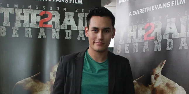 Arifin Putra Gandeng Mesra Tara Basro di Premiere THE RAID 2
