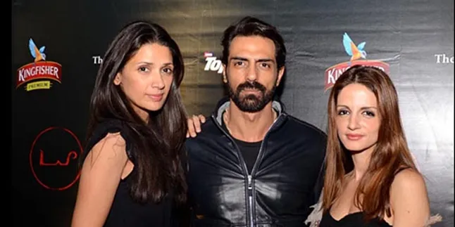 Arjun Rampal Makan Malam Bersama Mantan Istri Hrithik Roshan