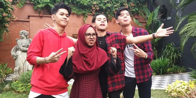 Arnold Leonard Lihat Aktingnya Sendiri Lewat TV Streaming