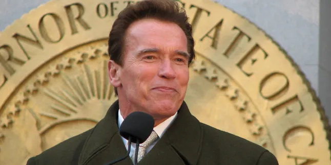 Arnold Schwarzenegger Pamer Gaya Rambut Aneh