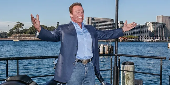 Arnold Schwarzenegger Pura-Pura Jadi Patung dan Jahili Fans