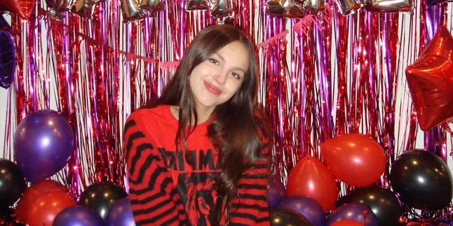 The Meaning and Significance of the Song Deja Vu by Olivia Rodrigo about Nostalgia that Turns into Emotional Pain