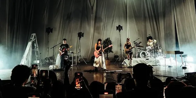 Arti dan Makna Lagu Glue Song Beabadoobee, Saat Cinta Jadi Seperti Lem yang Tak Terpisahkan